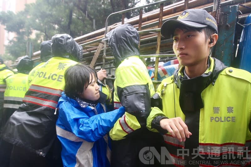 勞團8日在立院外抗議勞基法修法，並準備在青島東路上立起遮雨棚架，遭到警方阻擋。（中央社）