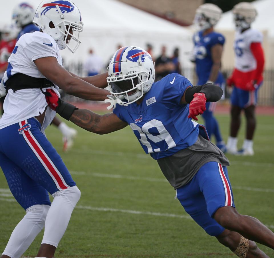 Taiwan Jones (left) blocks Cam Lewis in a special teams drill at training camp.