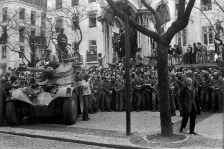 Civiles y soldados se concentran juntos el 27 de abril de 1974 cerca de los cuarteles de la Guardia Republicana en Lisboa (-)