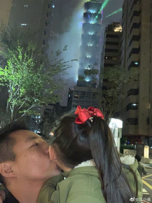 汪小菲今年的跨年夜照片驚見另一名女子，被網友笑說不愧是地表最強小三。（圖／翻攝自微博）
