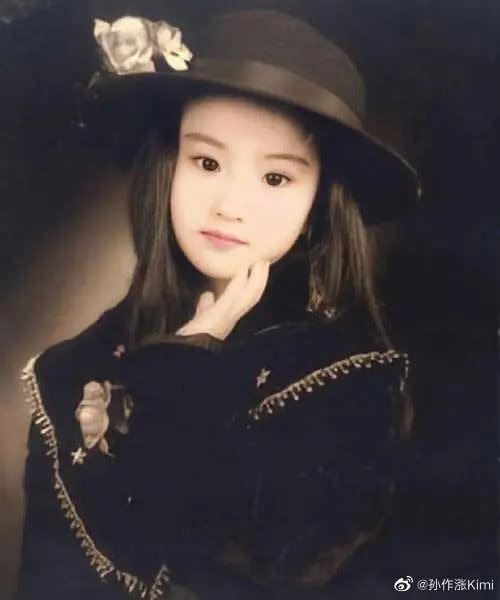 網翻出劉亦菲小時候照片，驚呼「等比例長大」。（圖／翻攝自微博）