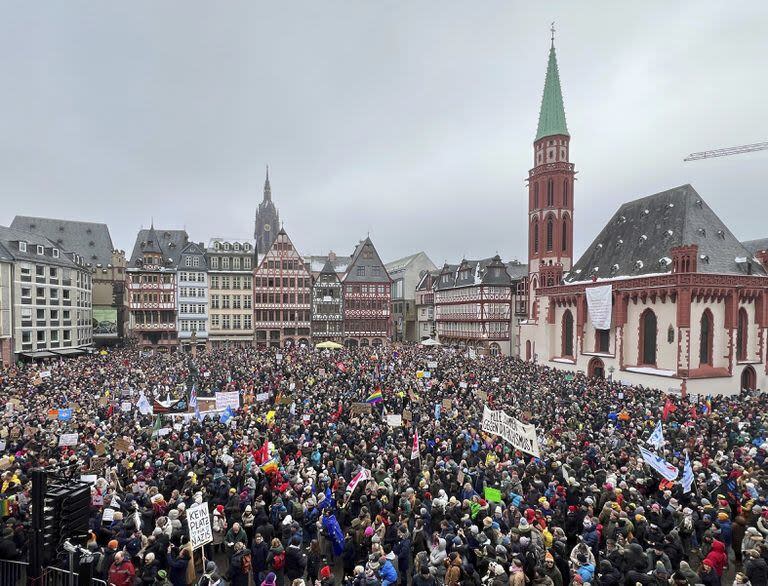 Masiva manifestación en Fráncfort contra la extrema derecha (Boris Roessler/dpa via AP)