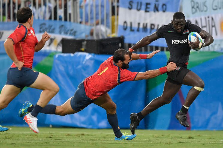 Spain's Ignacio Martin tackles Kenya's Samuel Oliech in the mens rugby sevens match between Spain and Kenya during the Rio 2016 Olympic Games at Deodoro Stadium in Rio de Janeiro on August 10, 2016. / AFP / PHILIPPE LOPEZ (Photo credit should read PHILIPPE LOPEZ/AFP/Getty Images)