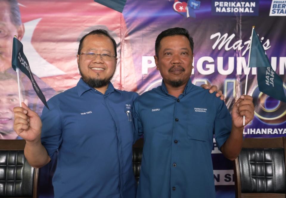 PN candidate from PAS, consultant surgeon Dr Mohd Mazri Yahya (left), would offer a tough challenge to Bakri Amanah division deputy chief Nazri Abdul Rahman, who will represent the unity pact of Pakatan Harapan and Barisan Nasional (PH-BN). — Bernama pic 