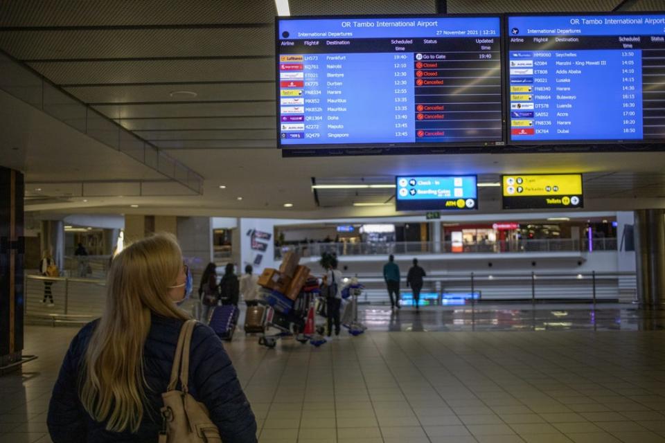 An information board shows canceled flights at OR Thambo International Airport in Johannesburg (EPA-EFE)