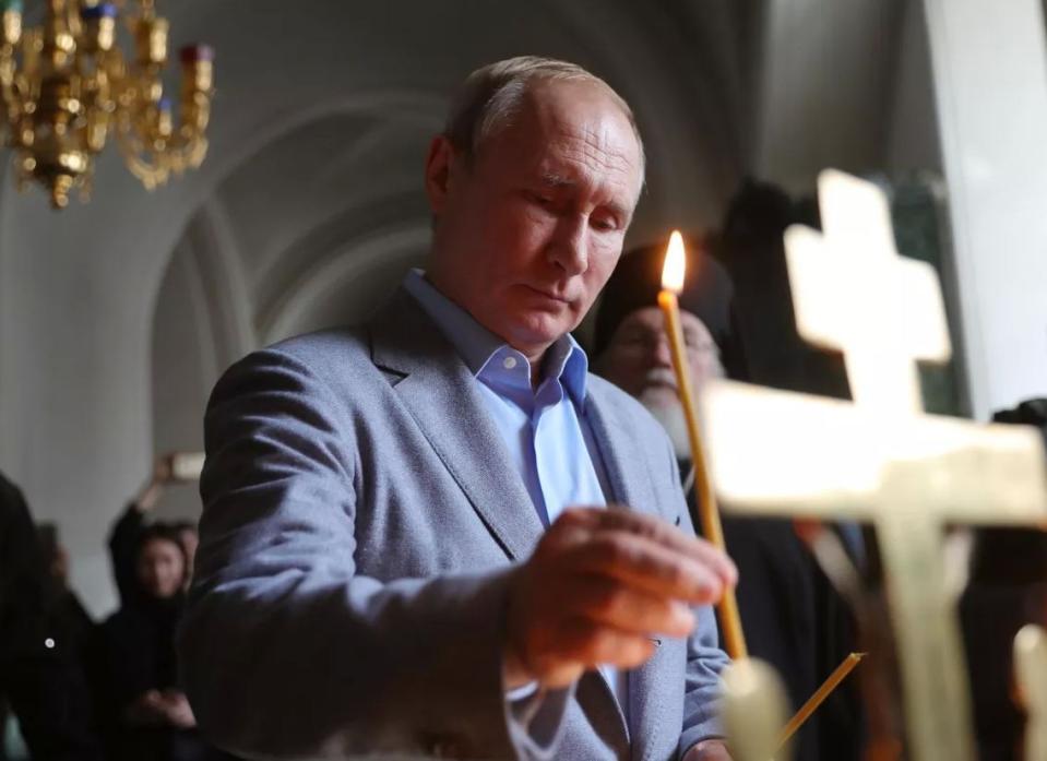 俄羅斯總統蒲亭(Vladimir Putin)6日獨自出席在克里姆林宮大教堂舉行的東正教耶誕節儀式。 (圖:RIA)