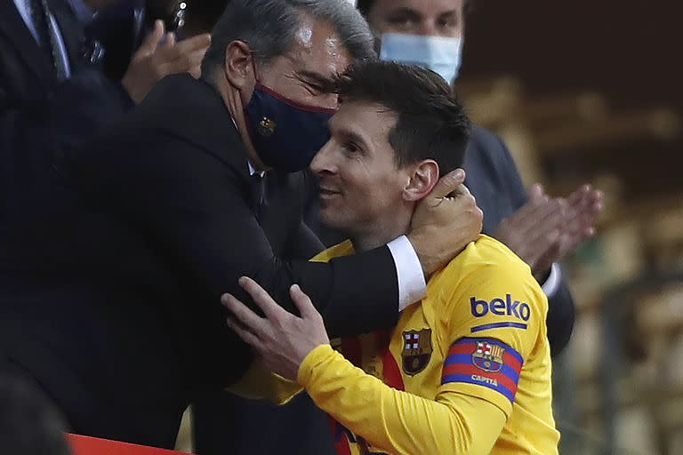 Otros tiempos: el abrazo de Joan Laporta, presidente de Barcelona, y Lionel Messi, tras la obtención de la Copa del Rey en 2021