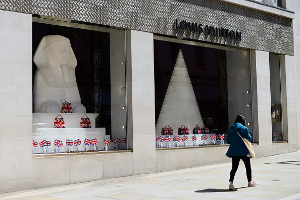 <p>Louis Vuitton fa capo a Bernard Jean Etienne Arnault, 69 anni. Il gruppo del lusso l’anno scorso ha fatturato 42.639 milioni di euro. (Getty) </p>