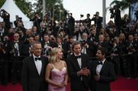 Tom Hanks, de izquierda a derecha, Scarlett Johansson, el director Wes Anderson y Jason Schwartzman posan al llegar al estreno de la película 'Asteroid City' en la 76a edición del festival internacional de cine de Cannes, en el sur de Francia, el martes 23 de mayo de 2023. (Foto AP/Daniel Cole)