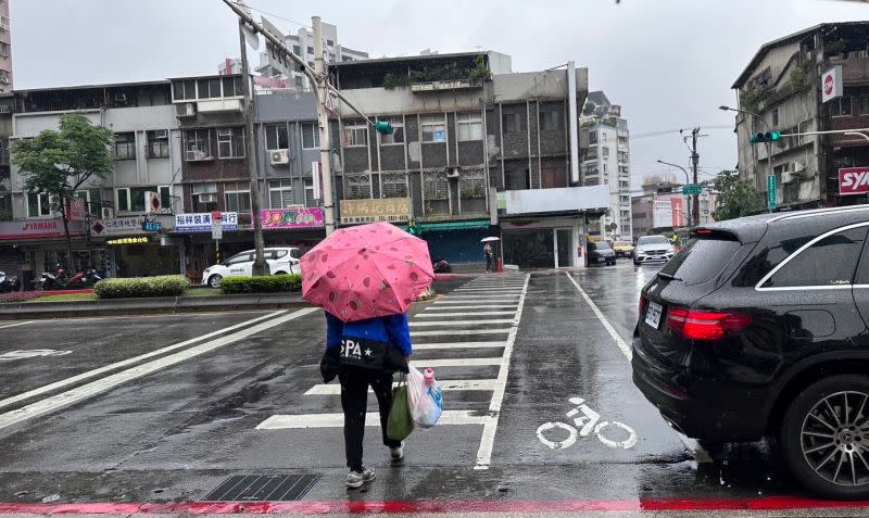 ▲明天除了中北部持續有局部短暫陣雨或雷雨以外，東北部也有局部短暫陣雨，南部地區則是影響較小。（圖／記者鍾怡婷攝）