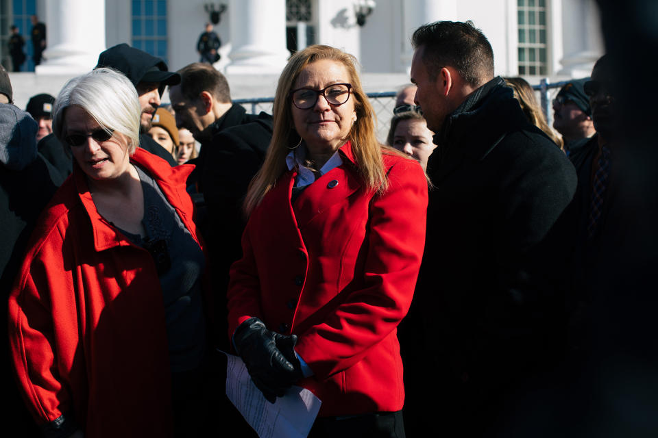 La senadora estatal Amanda Chase se prepara para hablar en un mitin contra las medidas para el control de armas afuera del capitolio del estado de Virginia, en Richmond, el 20 de enero de 2020. (Alyssa Schukar/The New York Times).