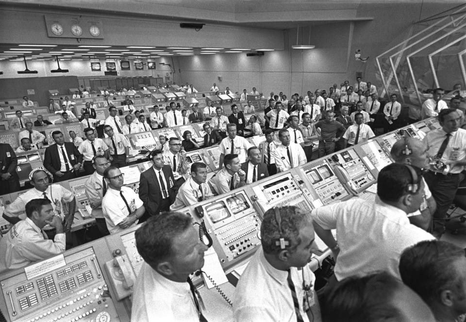 En esta foto aparecen los controladores de la NASA que supervisaron el lanzamiento del Apolo 11 desde el Kennedy Space Center en Florida. (NASA via AP)