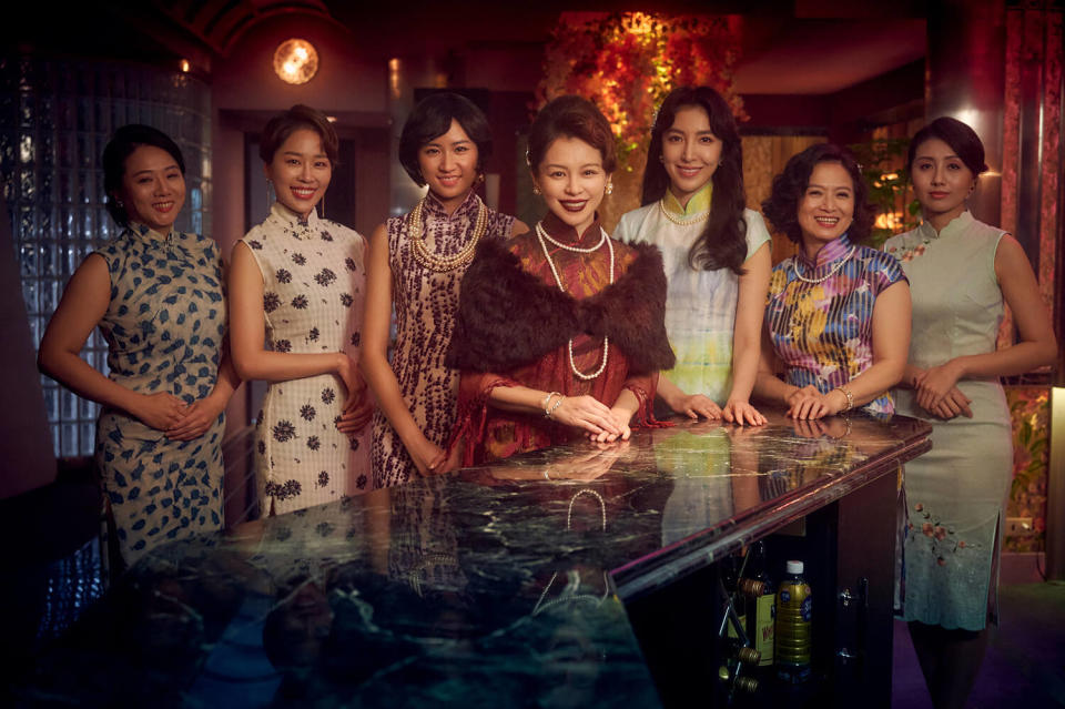 在《華燈初上》第二部中，徐若瑄（中）客串的媽媽桑與第一代「光」日式酒店成員：楊謹華（右三）、謝瓊煖（右二）、9m88（左三），身上都穿著旗袍。（圖／Netflix、百聿數碼）