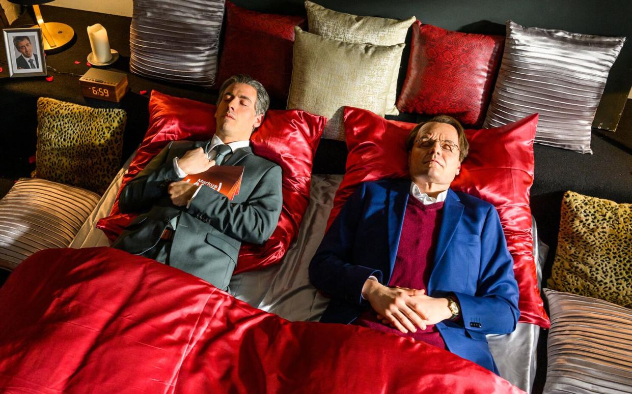 Im Bett mit Karl Lauterbach (Michael Meichßner, rechts): Talkmaster Markus Lanz (Tobias John von Freyend) macht mit seinem Dauergast Urlaub in "Schloss Goldbach". (Bild: SAT.1 / Willi Weber)