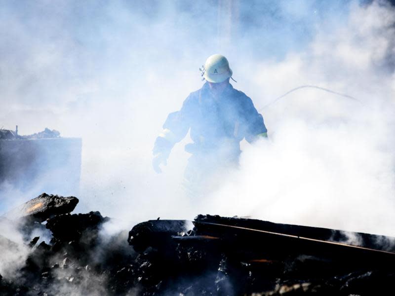 Feuerwehrleute sind hoch angesehen. Für den lebensgefährlichen Dienst gibt es offenbar Respekt in der Bevölkerung. Foto: Nicolas Armer