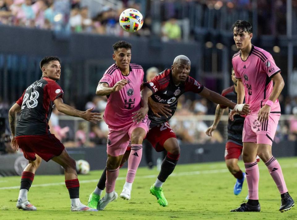 El jugador del Inter Miami Ian Fray (centro) lucha por la pelota con Deybi Flores, de Toronto, en el partido de la MLS celebrado el 17 de julio de 2024 en el Chase Stadium en Fort Lauderdale, Florida.