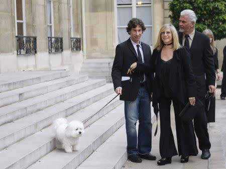 FILE PHOTO - U.S. actress and singer Barbra Streisand (C) plays with her dog Samantha near her son Jason (L) and husband James Brolin as they arrive at the Elysee Palace in Paris June 28, 2007. REUTERS/Philippe Wojazer