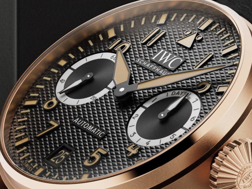 IWC 大飛 AMG G63 的面盤，採用「菱格紋」機雕處理，使錶款呈現出一種奢華的氛圍。