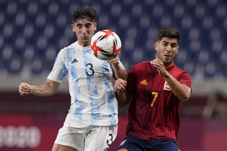 Bravo disputa la pelota con Asensio, jugador de Real Madrid