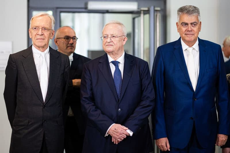 Martin Winterkorn (C), former Chairman of the Board of Management of Volkswagen AG, makes a press statement in Braunschweig Regional Court, standing next to his defense lawyers Kersten von Schenk (L) and Felix Doerr (R). In the proceedings, former VW CEO Winterkorn is being tried on suspicion of fraud, making false statements and market manipulation. Moritz Frankenberg/dpa