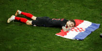 <p>Verteidiger Sime Vrsaljko liebkost nach dem 2:1-Sieg gegen England die kroatische Nationalflagge. Für Kroatien stellt der Einzug ins Finale der WM den größten fußballerischen Erfolg überhaupt dar. Bei der WM 1998 erreichten die Kroaten völlig überraschend den dritten Platz. Am kommenden Sonntag geht es im Endspiel gegen Frankreich – dann könnte das osteuropäische Land für eine Sensation sorgen. (Bild: Reuters/Christian Hartmann) </p>