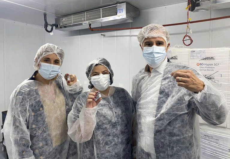 El presidente de Laboratorios Richmond, Marcelo Figueiras (der.) con la ministra de Salud, Carla Vizzotti (c.), y la asesora presidencial, Cecilia Nicolini (izq.), el último mes de abril