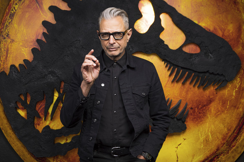 Jeff Goldblum posa para promover la película "Jurassic World Dominion" en los Estudios Universal en Los Angeles el 10 de mayo de 2022. (Foto Willy Sanjuan/Invision/AP)