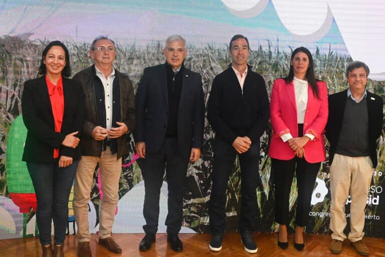 Autoridades oficiales y de Aapresid en el encuentro por el congreso de la entidad