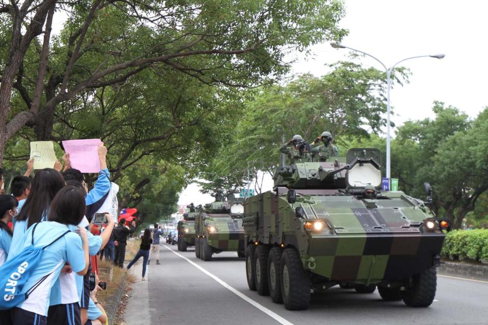 國軍受到民眾歡迎   圖:擷取自臉書