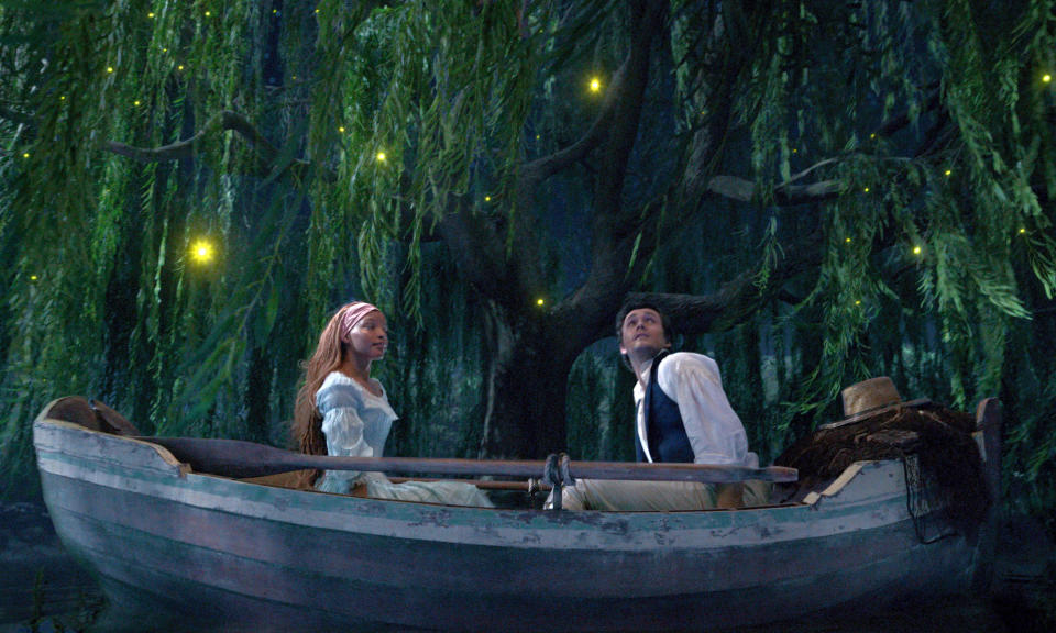 (De izquierda a derecha): Halle Bailey como Ariel y Jonah Hauer-King como el Príncipe Eric en la película de acción real de Disney LA SIRENITA. Foto cortesía de Disney. © 2023 Disney Enterprises, Inc. Todos los derechos reservados.