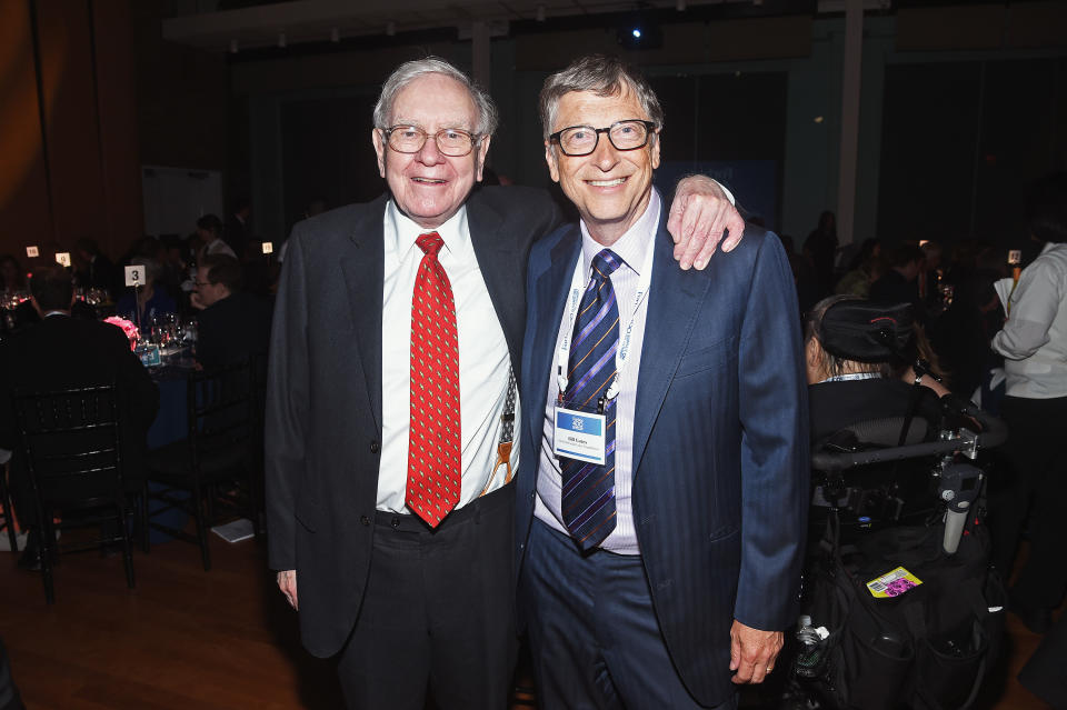 Warren Buffett (izquierda) y Bill Gates asisten a la Cena de Premios de la Cumbre de Filantropía de Forbes el 3 de junio de 2015 en la ciudad de Nueva York. (Photo by Dimitrios Kambouris/Getty Images)