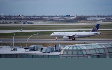 FILE PHOTO: A United Airline Airbus A320 aircraft lands at O'Hare International Airport in Chicago, Illinois, U.S. on April 11, 2017. REUTERS/Kamil Krzaczynski/File Photo