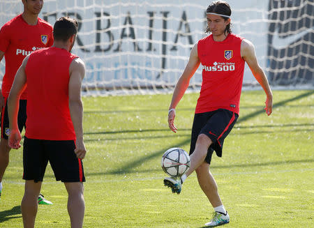 Football Soccer - Atletico Madrid training - Majadahonda, Spain -21/5/16- Atletico Madrid's Filipe Luis (R) attend a training session in Majadahonda. REUTERS/Juan Medina