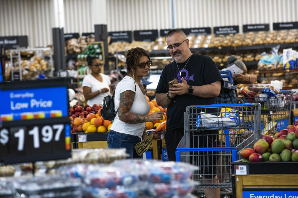 ARQUIVO - Os compradores fazem uma pausa na seção de produtos hortifrutigranjeiros de uma Superloja Walmart em Secaucus, Nova Jersey, em 11 de julho de 2024. (AP Photo/Eduardo Munoz Alvarez, Arquivo)