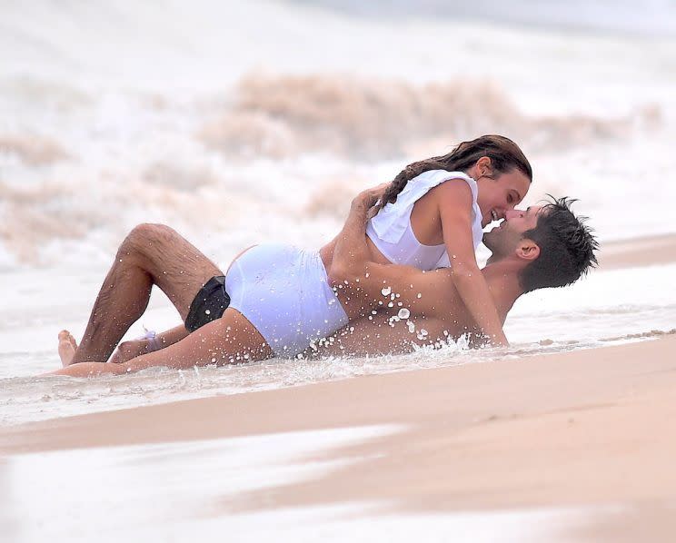 Les jeunes mariés Laura Perlongo et Nev Schulman partagent un moment romantique le long du rivage. (Photo : Splash)