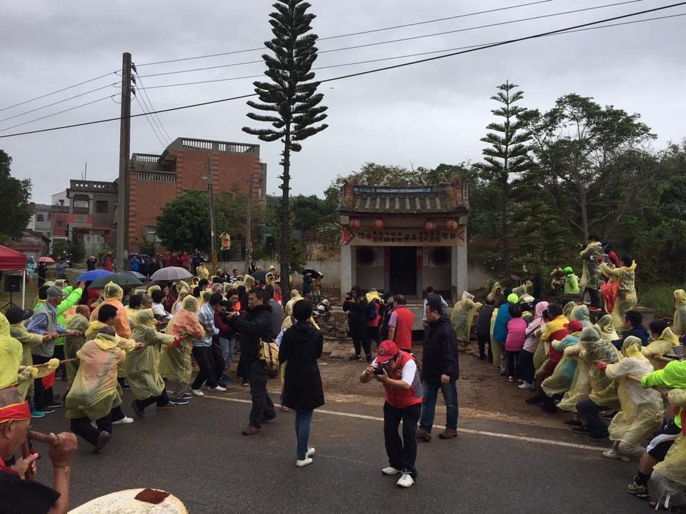 金門百人移廟。（圖／翻攝自金門太武之春廣播電台粉專）