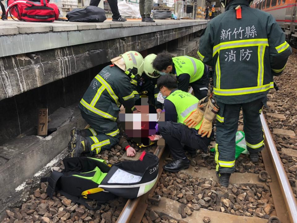 新竹縣一名女子，5日在台鐵新豐站跌落鐵軌，警消接獲通報後趕往現場搶救，此名女子已失去呼吸心跳，送醫急救仍不治。（翻攝畫面）