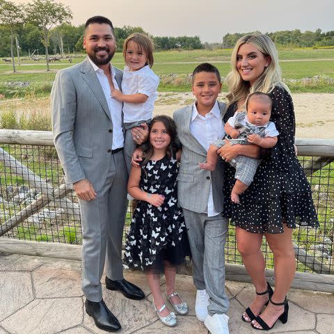 <p>Jason Day Instagram</p> Jason Day and Ellie Day with thier kids Dash, Lucy, Arrow, and Oz.