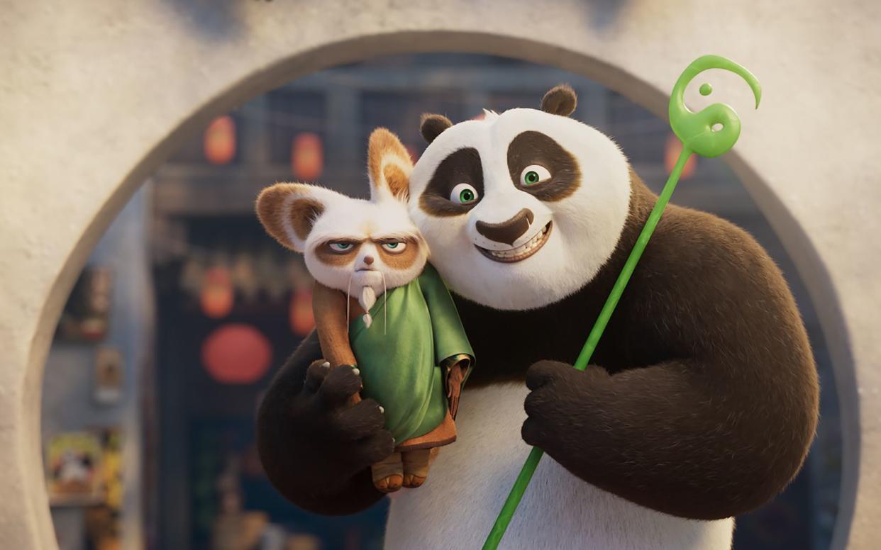 Meister Shifu (links) erklärt dem Pandabären Po, welche Bedeutung der grüne Stab der Weisheit hat. (Bild: 2024 DreamWorks Animation)