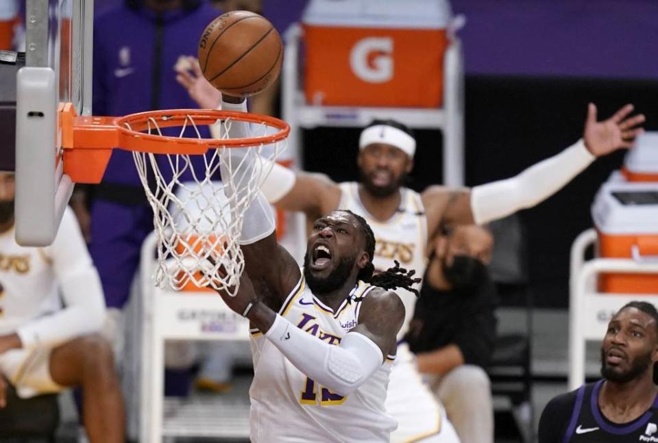 湖人中鋒montrezl harrell衝進太陽陣中灌籃。（美聯社資料照）