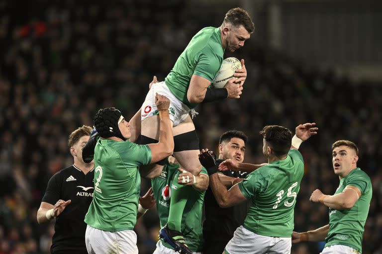 Peter O'Mahony, de Irlanda, recoge una pelota en lo alto