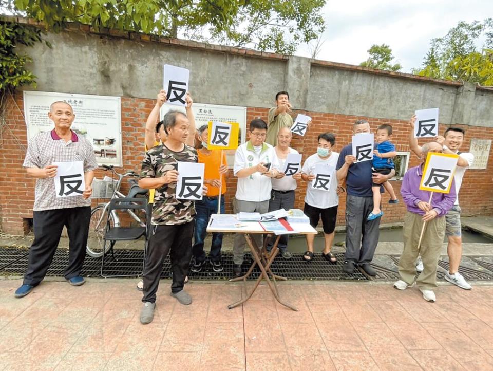 台灣自來水公司預計在桃園龍潭三坑老街興建中繼加壓站，居民群起反對，近日籌組自救會並開始連署，預計6月將前往市政府前抗議。（呂筱蟬攝）