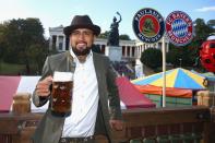 Mit lässigem Hut: Arturo Vidal feierte ebenfalls seine Premiere als Bayern-Spieler auf dem Oktoberfest.