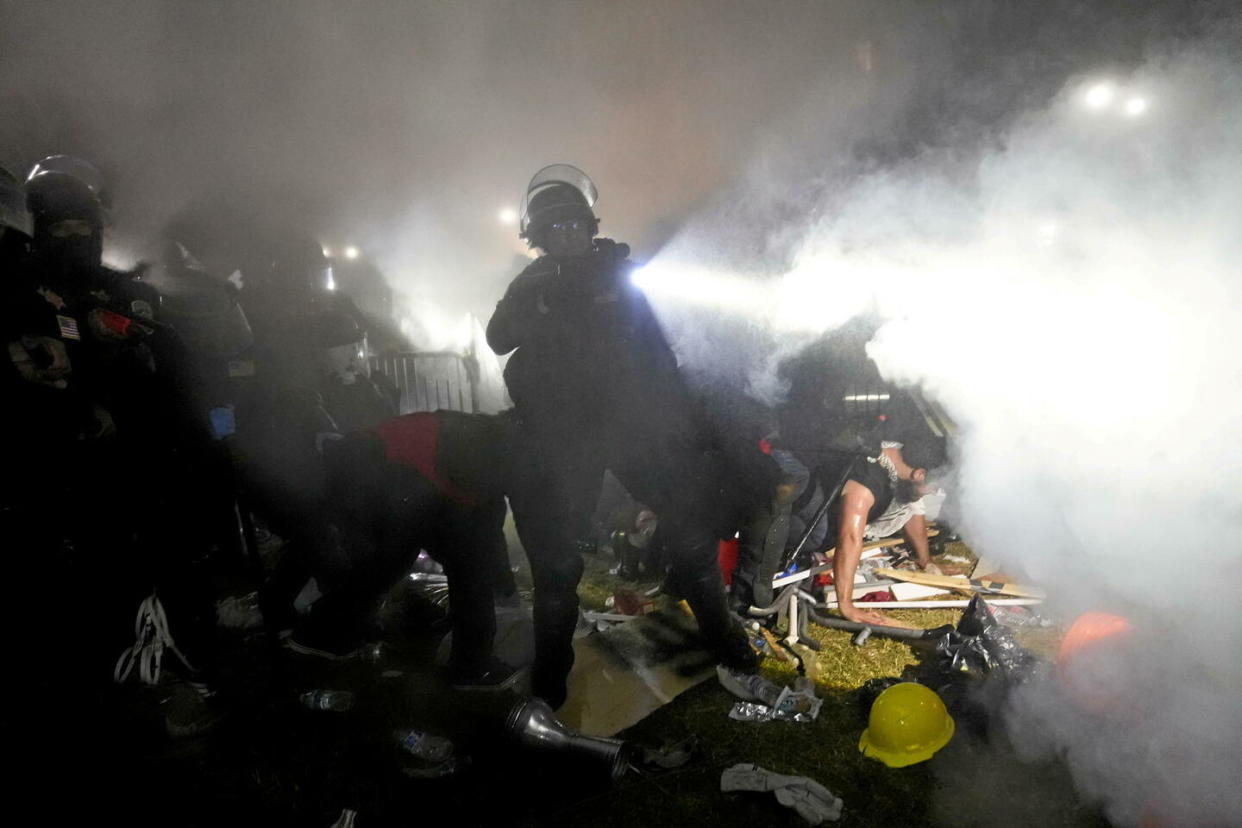 La police de Los Angeles a démantelé le camp propalestinien à l'université UCLA le 2 mai 2024.  - Credit:Jae C. Hong/AP/SIPA 