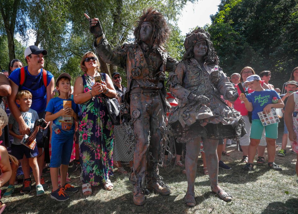 Living statues take over Belgian town