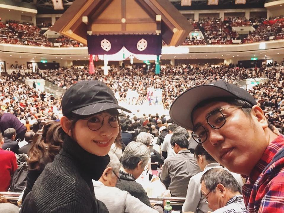 「AKB48」前成員小嶋陽菜（左）和小木因綜藝節目結緣，還曾一起去看相撲比賽。（翻攝自小嶋陽菜Instagram）