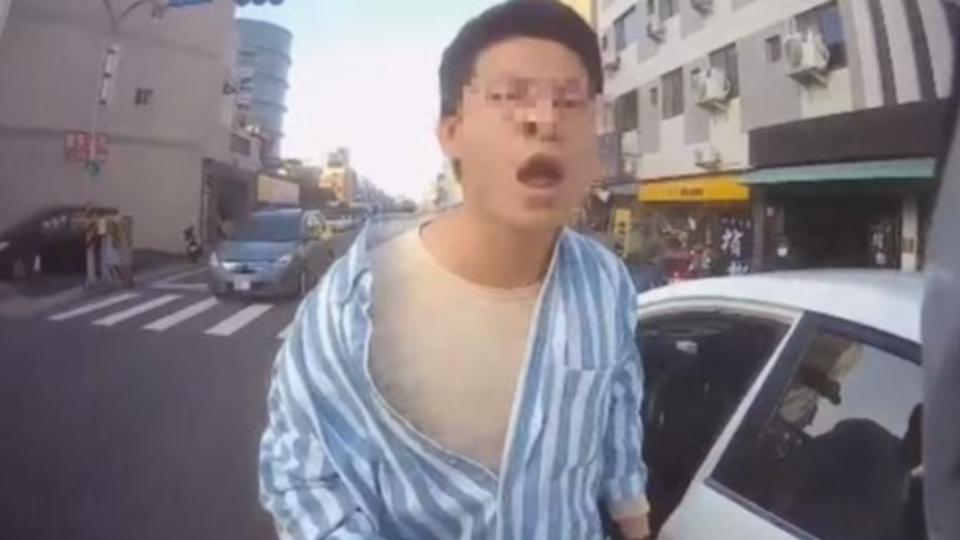 男駕駛被按喇叭惱火，下車朝騎士丟雞排。（圖／翻攝自臉書社團「爆料公社」）