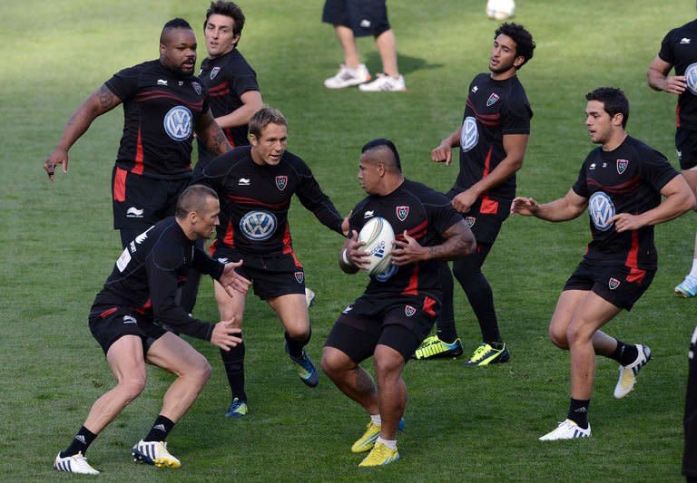 Toulon's rugby union captain Jonny Wilkinson (Centre L) attends a training session in Dublin, in Ireland on May 17, 2013, on the eve of the European Cup final match between Clermont Auvergne and Toulon