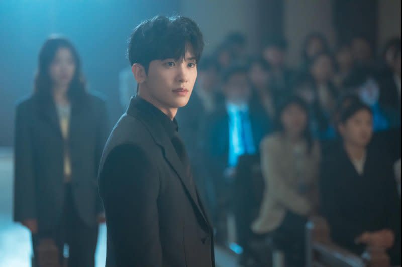 South Korean superstar Park Hyung-sik plays Yeo Jeong-woo, a successful plastic surgeon who has seen his life and career fall apart, in the Netflix rom-com "Doctor Slump." Photo courtesy of SLL/HighZium Studio