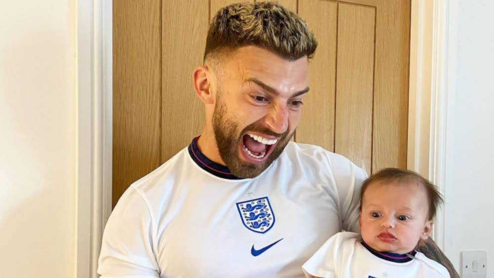 Jake Quickenden has frequently defended his baby son Leo against abuse from social media trolls. (Instagram/Jake Quickenden)